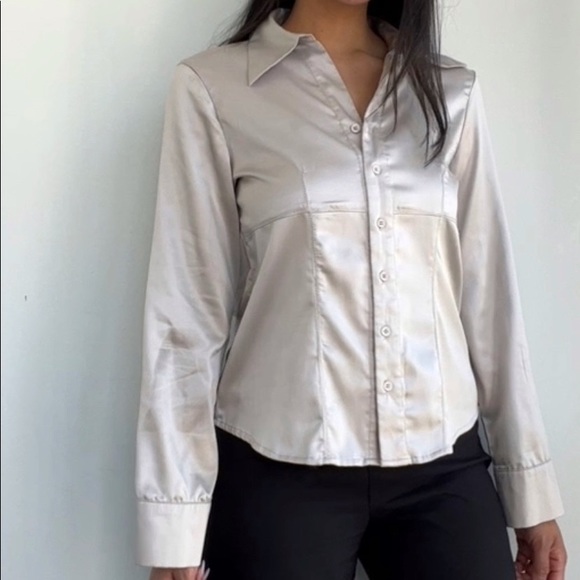 Satin cream blouse. Size small. Good condition. - Picture 2 of 5